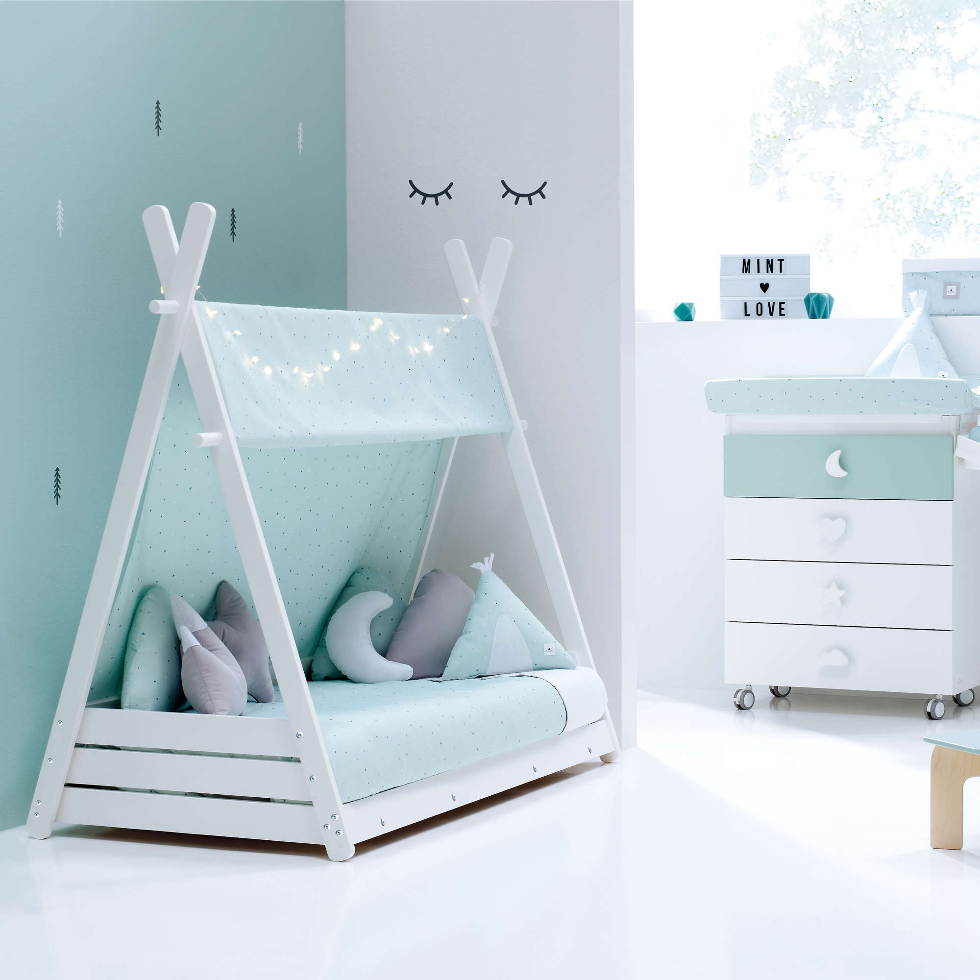 Homy Montessori bed-hut in white with Mint textile Alondra