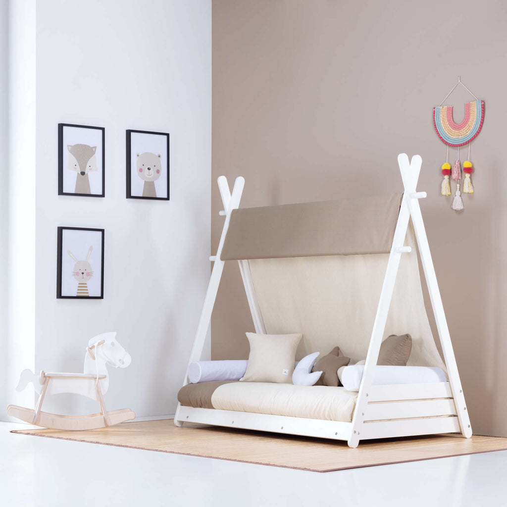 cama montessori con forma de cabaña color arena