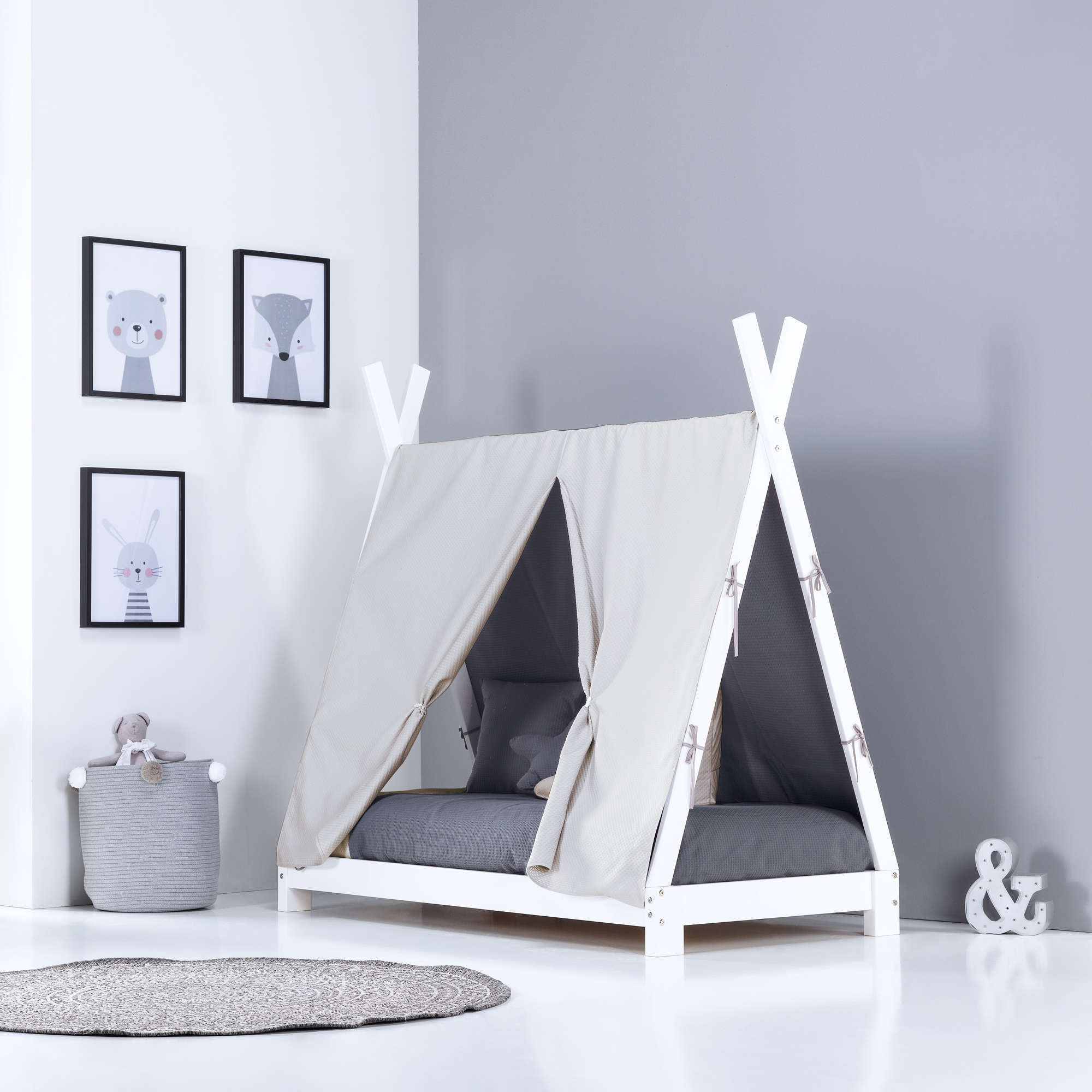 Cot-bed for babies in the shape of a hut, Montessori philosophy