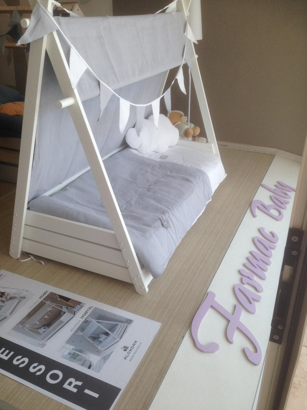 Exposición de cama Montessori de Alondra en Farmac Baby