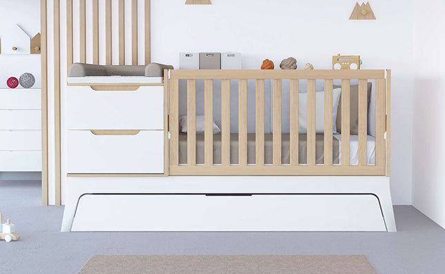 Cuna convertible en blanco y madera para habitación infantil de estilo nórdico