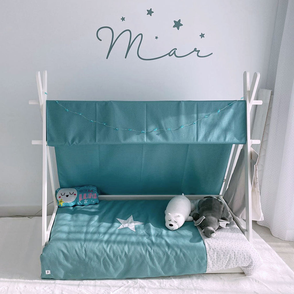 Habitación para bebé Montessori con cama a ras de suelo