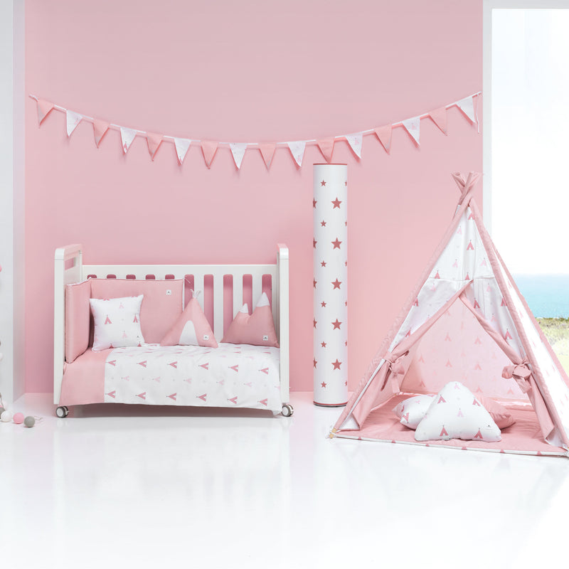 Muebles infantiles y ropa de cuna en blanco y rosa coral
