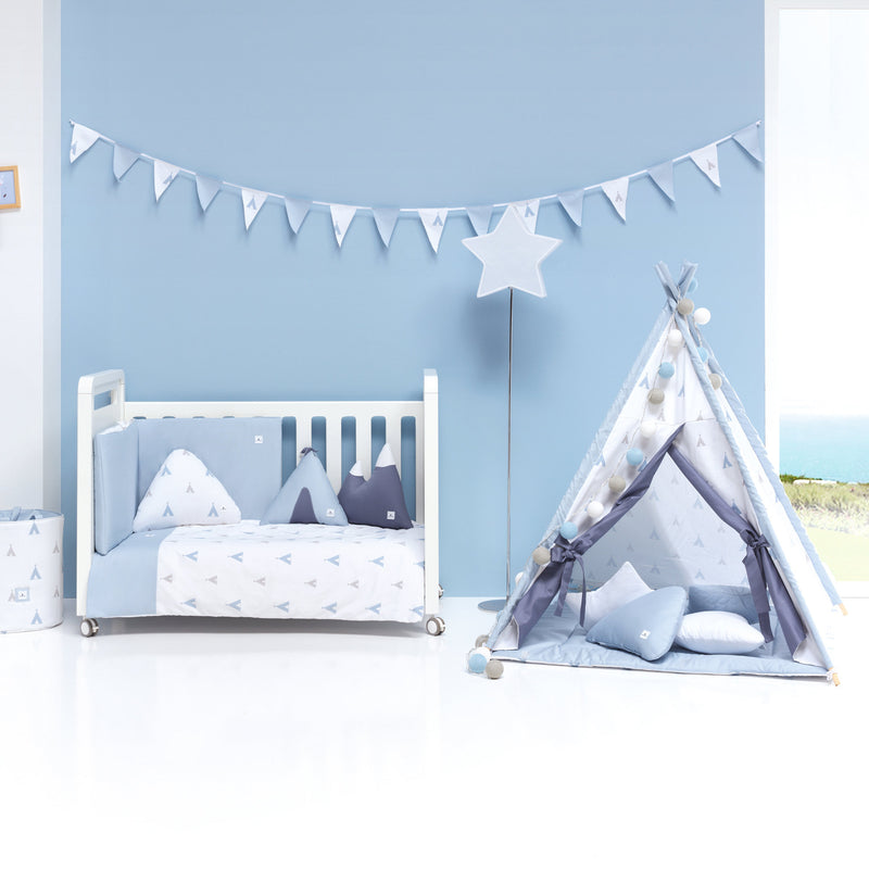 Ropa para cuna y mobiliario de bebé en blanco y azul celeste