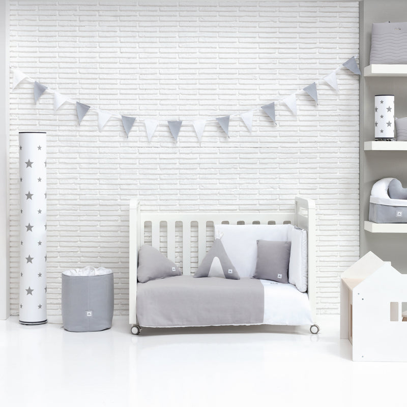 Textil de cuna y mobiliario infantil en blanco y gris