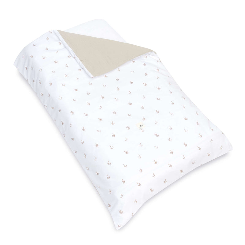 Wooden Montessori bed 70x140 cm with beige bedding · Homy Life