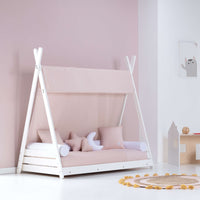 Cama Montessori en forma de tipi con textil en rosa aesthetic