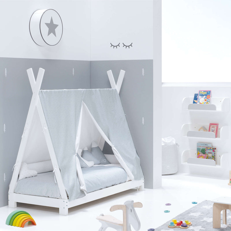 cama montessori con estilo minimalista con tonalidades blancas y suaves