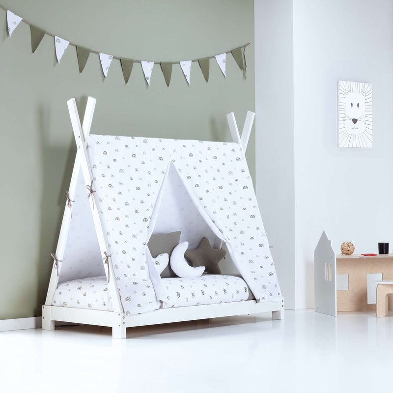 cama montessori con forma de tienda de campaña 