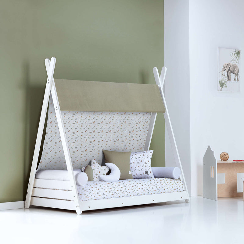 Habitación de bebé con cama Montessori en forma de cabaña en blanco y verde-oliva