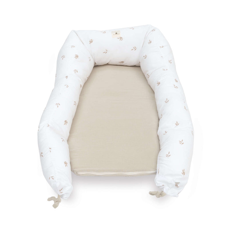Babynest (mit Anti-Reflux-Keilkissen) beigen Blättern · Nandina 666C-116