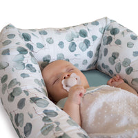 Babynest (mit Anti-Reflux-Keilkissen) Eukalyptusblättern · Musgo 666C-118