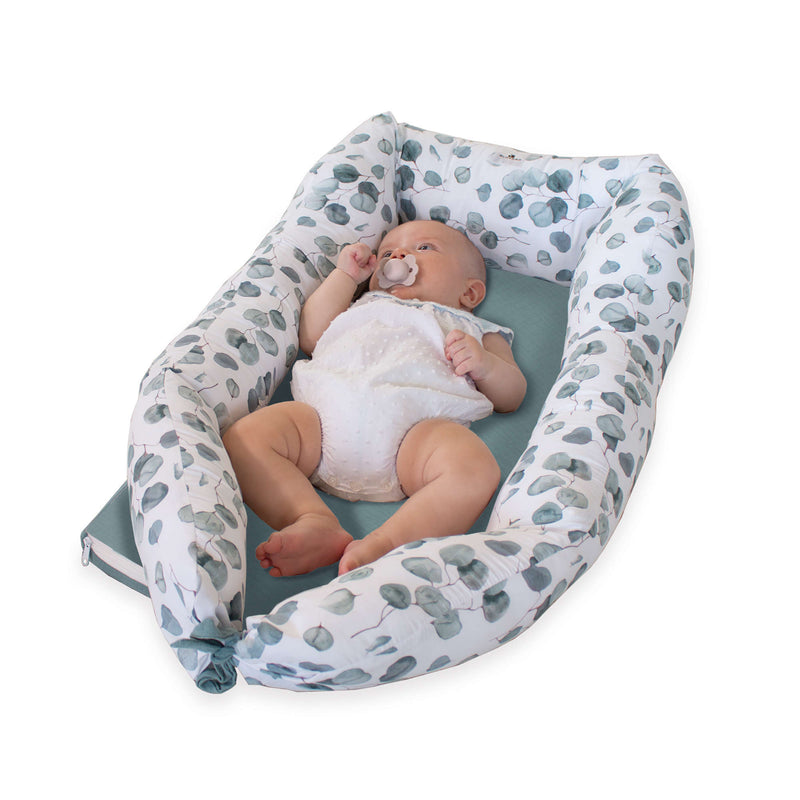 Babynest (mit Anti-Reflux-Keilkissen) Eukalyptusblättern · Musgo 666C-118