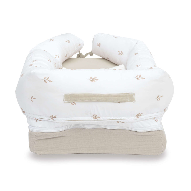 Babynest (mit Anti-Reflux-Keilkissen) beigen Blättern · Nandina 666C-116