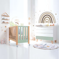 Habitación infantil con cuna colecho transformable y cómoda en verde menta aqua y madera