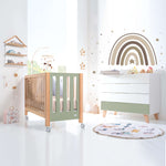 Habitación infantil con cuna y cómoda en verde-oliva y madera