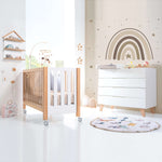 Habitación para niños en blanco y madera con cuna y cómoda