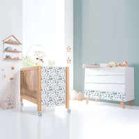 Cot 60x120 cm in wood with eucalyptus leaf sticker on headboard · Ombra Musgo