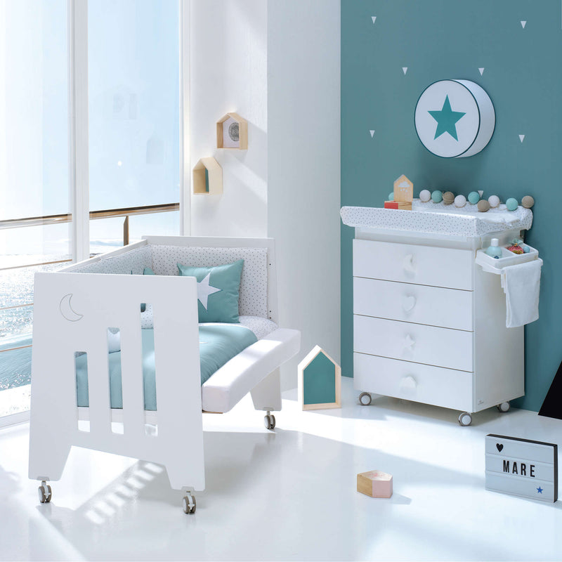Habitación infantil con minicuna y cambiador color turquesa