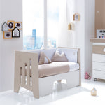 Cuna bebé y escritorio color marrón OMNI con barrera para convertirla en sofá infantil