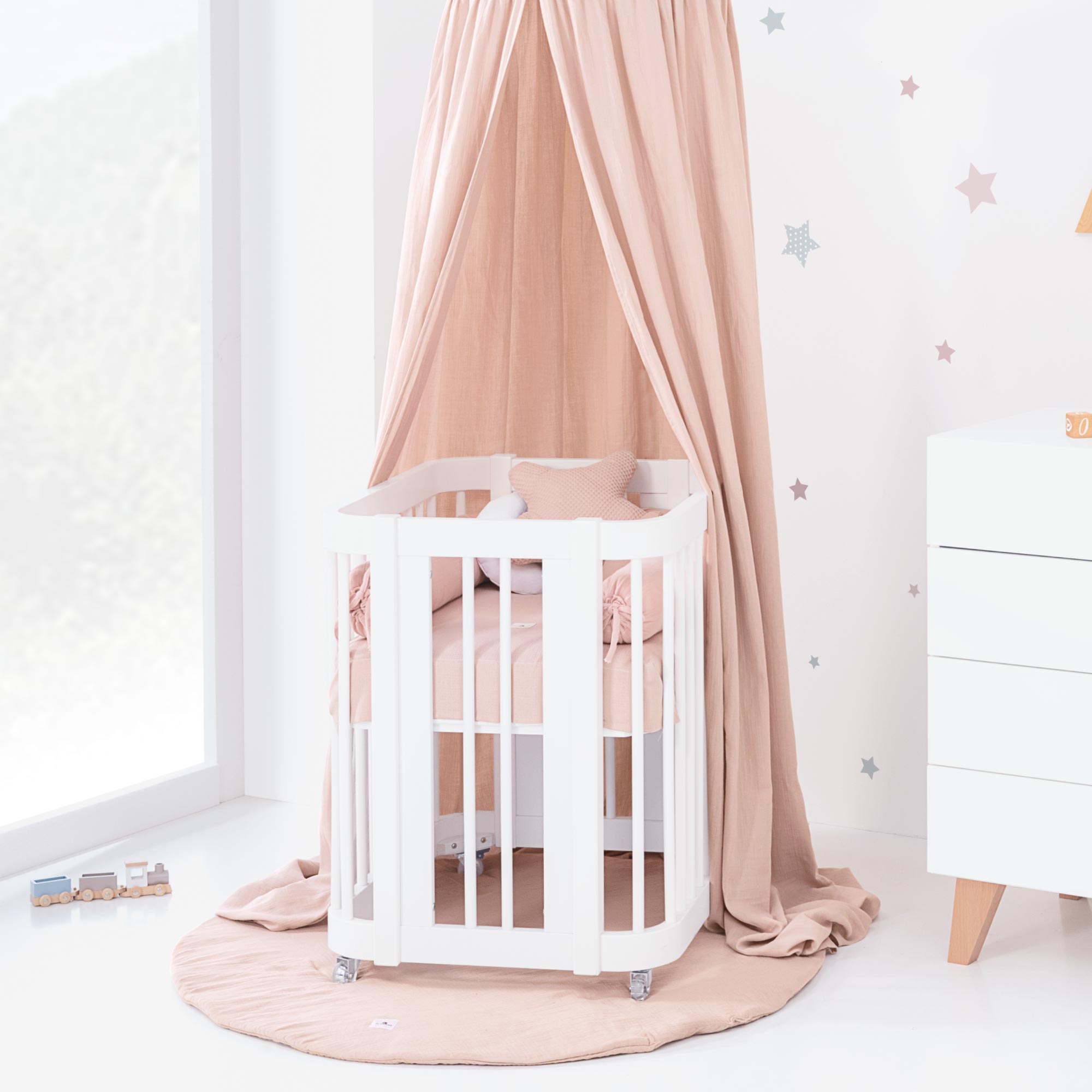 Oval baby crib 55x70cm in white colour