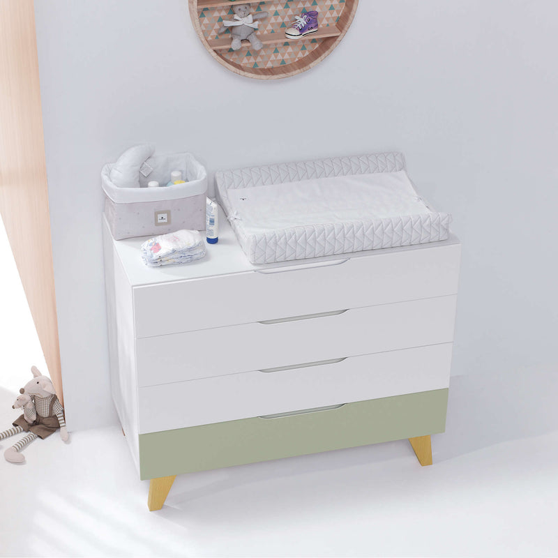 Cómoda para edredão (4 gavetas) branca com pés de madeira · Lifestyle D247R