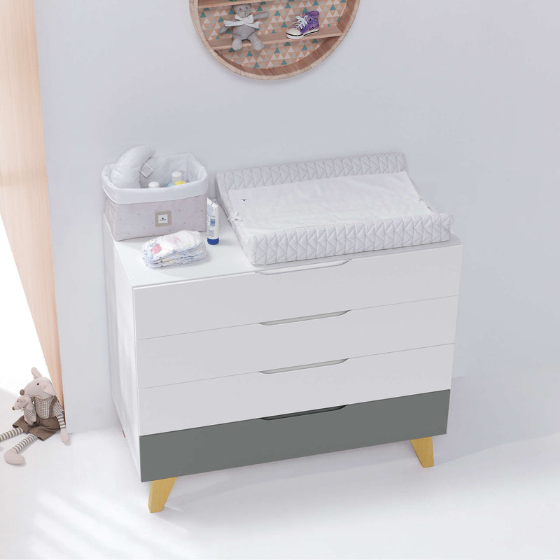 Cómoda para edredão (4 gavetas) branca com pés de madeira · Lifestyle D247R