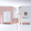 Kinderzimmer in Weiß, Holz und Rosa · Lifestyle Quartz Pink