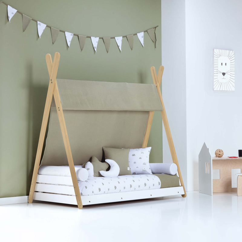 Cama de madera con forma de cabaña para habitaicón infantil Montessori verde