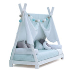 cama montessori con cabaña y textil azul menta