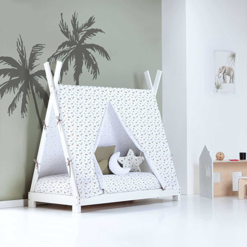 Habitación infantil con cabaña-tipi en blanco con textil estampado con motivos de animales