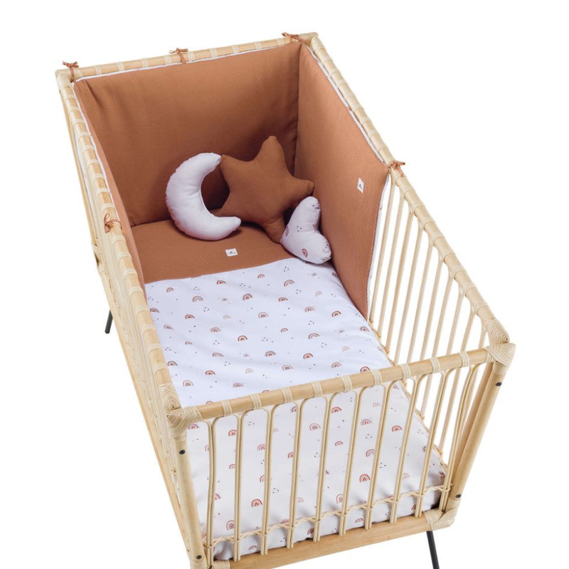 Cuna den rattan para bebés con colchón color terracota