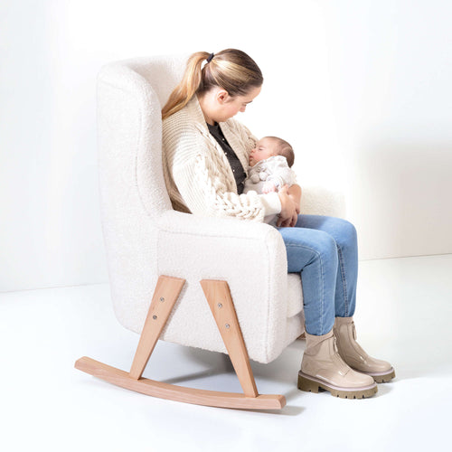 sillón de lactancia blanco con patas de madera