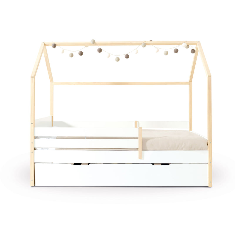 Habitación Montessori en blanco y madera con cama-cabaña y armario