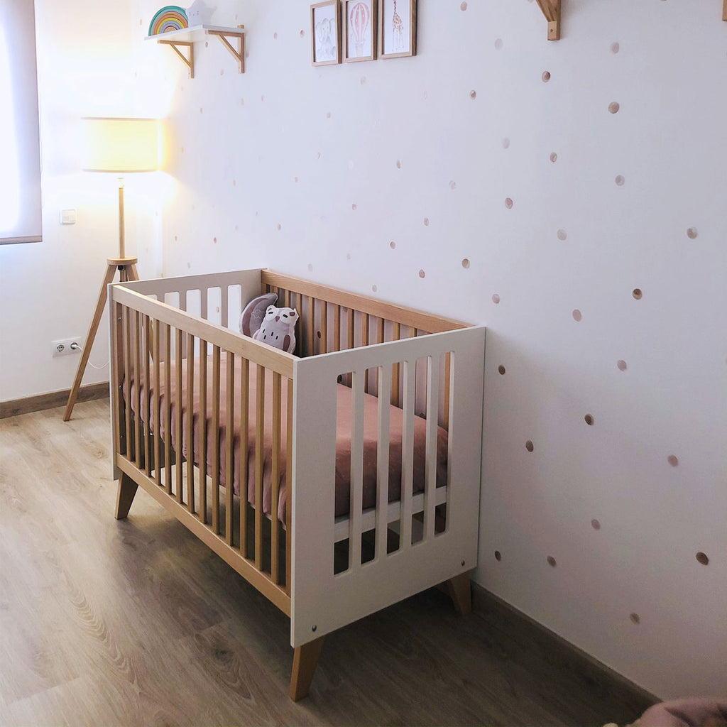 Habitación infantil con cuna colecho en blanco y madera