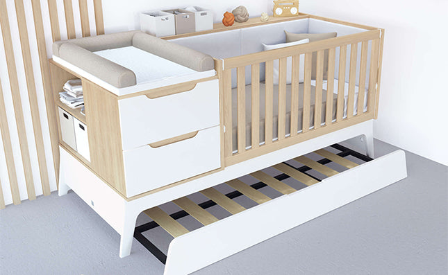 Cuna convertible grande compacta con cama de arrastre, en blanco y madera