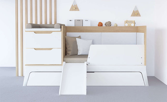 Cuna-camita de bebé en blanco y madera con accesorios para subir y bajar