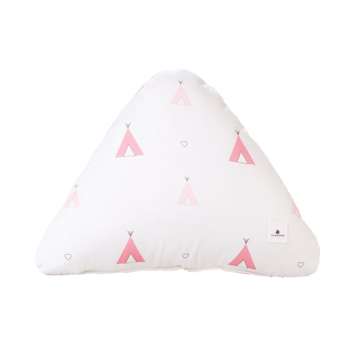 Cojín triangular no desenfundable rosa estampado con cabañas y corazones