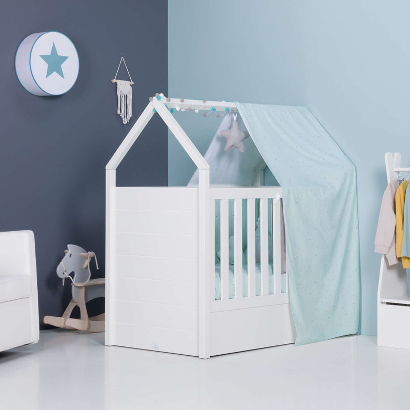 cuna Montessori con forma de casita con textil azul menta