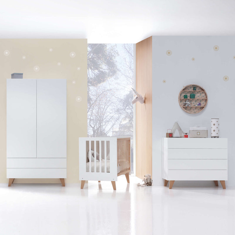 Habitación infantil colección scandi con cuna colecho armario y cómoda en blanco mate y detalle en madera natural