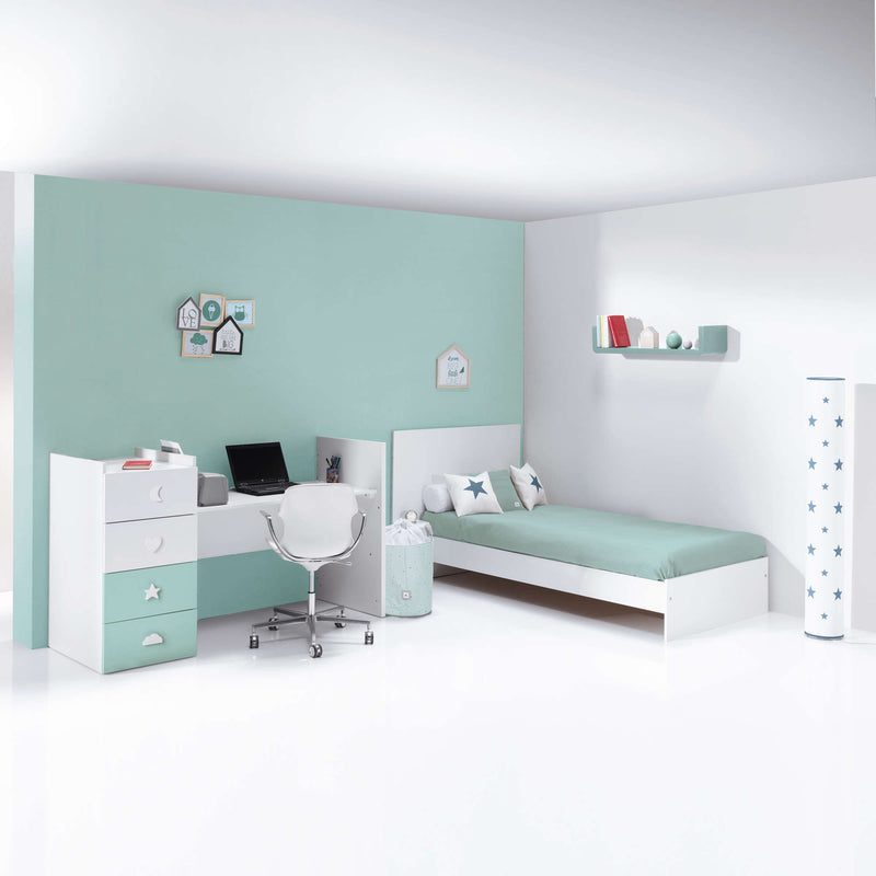 Habitación infantil color verde-menta con cuna cama evolutiva con estantería y escritorio