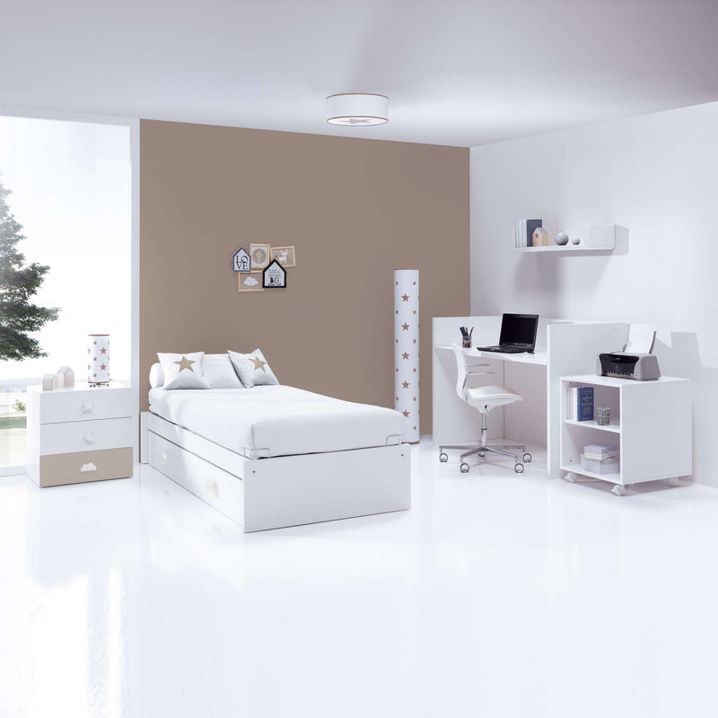 Habitación de cama de 2 metros, escritorio y cajonera color marrón y lámpara de pie