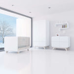 Habitación nórdica blanca con armario cómoda y cuna