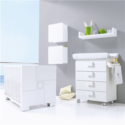 Baby chest of drawers with outlet bath